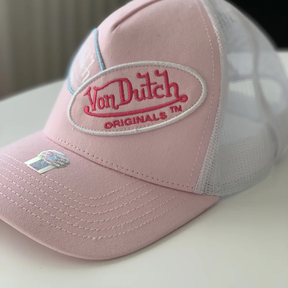 Von Dutch keps köpt från Zalando  Väldigt bra skick nästan aldirg använd . Övrigt.