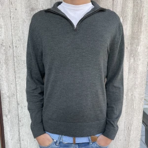 Snygg grå half zip i merino - Säljer denna sjukt snygga och sköna half zip som är i toppskick! Storlek L men sitter som M. Nypris 1000 från VOLT. 