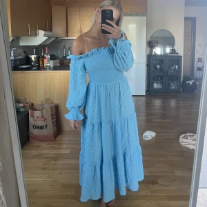 Blå klänning från gina - Super fin blå klöning från Gina, använd en gång.  Stl 38