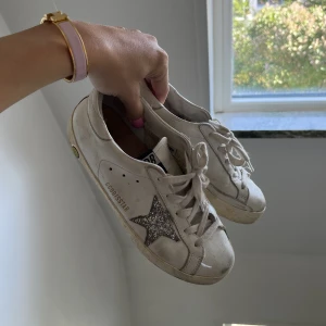 Golden goose skor - Så sjukt snygga Golden goose skor som tyvärr är för små för mig, stl 34! Köpta 2018 i London🫶🏼 använt men fint skick, kan skicka fler bilder! Pris går att diskutera vid snabbt köp