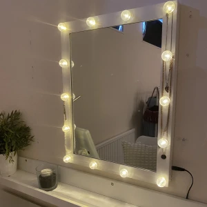 Sminkspegel - En fin spegel med belysning i toppenskick🤩✨ Vet it riktigt var den är ifrån men skulle tro Clas Ohlson. Sladden följer självklart med!✨ Hör gärna av dig om du har några frågor🥰