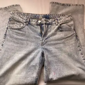 Ett par lågmidjade blåa jeans i storlek 42. Bra skick och nästan inte använd. Säljer för de är för stora på mig.Den har lite rött färg på dem men det går säkert att tvätta bort. Tar gärna emot bud. Passa på nu när det är fri frakt i 14 dagar 