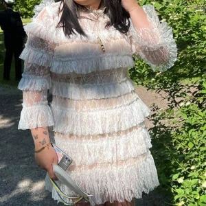 ByMalina klänning - Säljer min otroliga klänning från ByMalina i storlek L. Passar mig som vanligtvis har M. Använd endast en gång på studenten men inser nu att jag inte kommer ha användning utav den någon mer gång tyvärr! Ser ut som nu och inga defekter. Nypris 2500