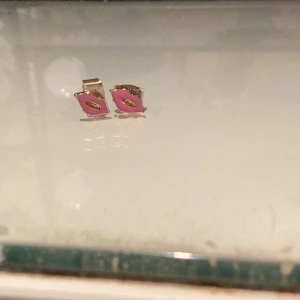 Örhängen  - Öronhängen är ganska nya inte använda 