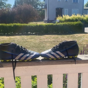 Fotbollsskor Adidas  - Säljer nu mina gamla fotbollsskor för dom är för små dom är blåa och gula och är sköna att ha på sig och man skjuter bättre och springer skönare dom sitter ganska tajt vid sidan och bra framme. De går att diskutera pris i chat. Mvh Gurre 