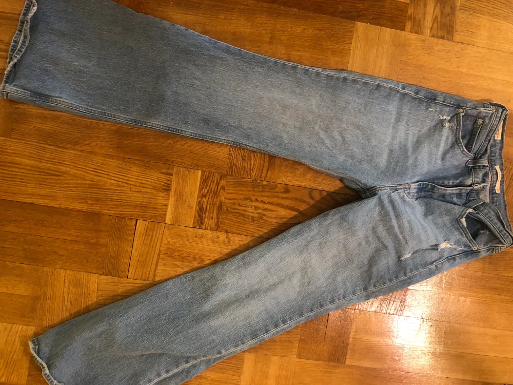 Jeans från Levis, modell 70s high flare! Storlek 27, längd 33. Högmidjade och lite bootcut. Väldigt bra skick inte använda mycket!. Jeans & Byxor.