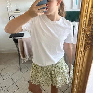 Kjol  - Så snygg volangkjol! Köp direkt för 300!