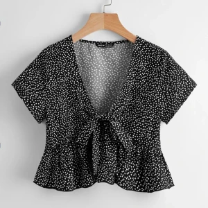 Blus - Lite oversized pga den är bredare i modellen så även om den är croppad upplevs den inte som super kort. Aldrig använd 