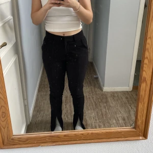 Kostymbyxor  - ⚠️Smutsig spegel⚠️ Ett par kostymbyxor som sitter mot kroppen och har en slits vid fötterna. Använts en par gånger men inte tecken på användning finns.  Referens: jag är 164cm lång och vanligtvis M