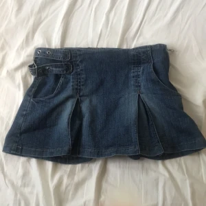 Jeanskjol - Jeanskjol som jag skulle säga är i strl XS (står 140 i) 💙 Midjemåttet är ca 34 rakt över men tyget kan stretchas ut lite och då få en större midja 