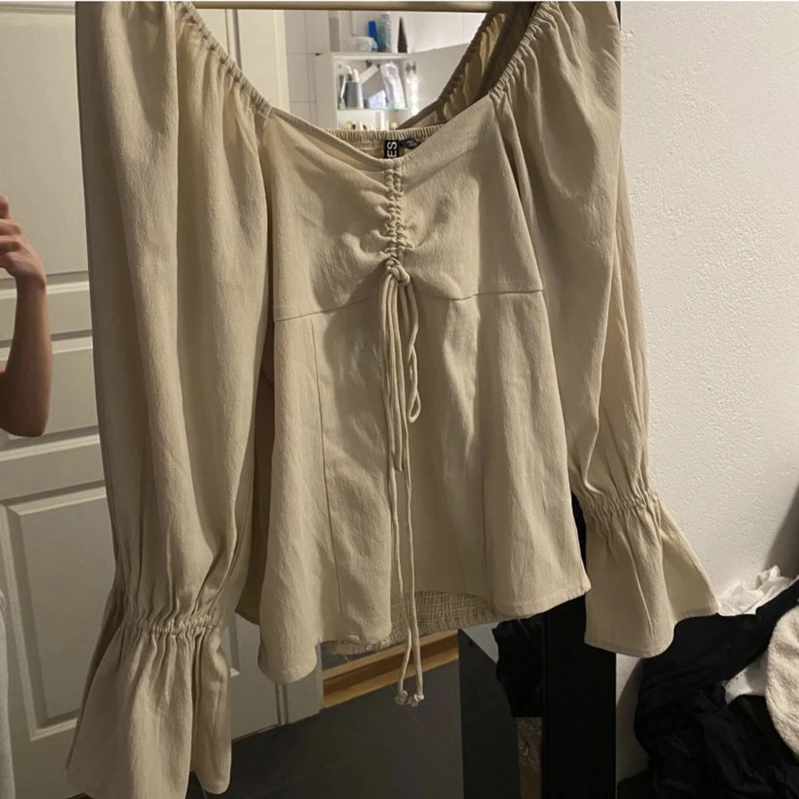 Blus med prislapp kvar  - 90