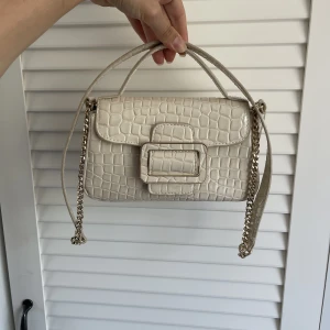 Zara väska - Säljer denna fina handväska från Zara. HELT NY! Inga skador eller slitningar. Köpt för 429kr