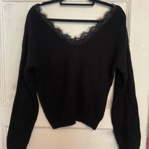 Stickad tröja spets - Jättefin stickad tröja med spets v-rigning i både rygg och fram.  Strl S/M