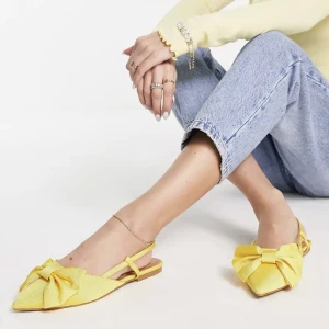 Gula ballerinaskor med rosett - Ballerinaskor från ASOS DESIGN Wide Fit, använda en gång! I ett fint tyg som har lite glans i sig, den gula färgen ser så bra ut när man fått lite färg🙏🙏