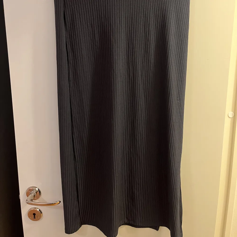 Snygg mörk grå lång kjol med en slits! Aldrig använd! Frakt kostar 65kr!! . Kjolar.