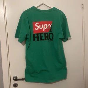 Supreme/Anti Hero  - Storlek L. Collab mellan skate märkena supreme och anti hero. Nästan inga sprickor i trycket. 