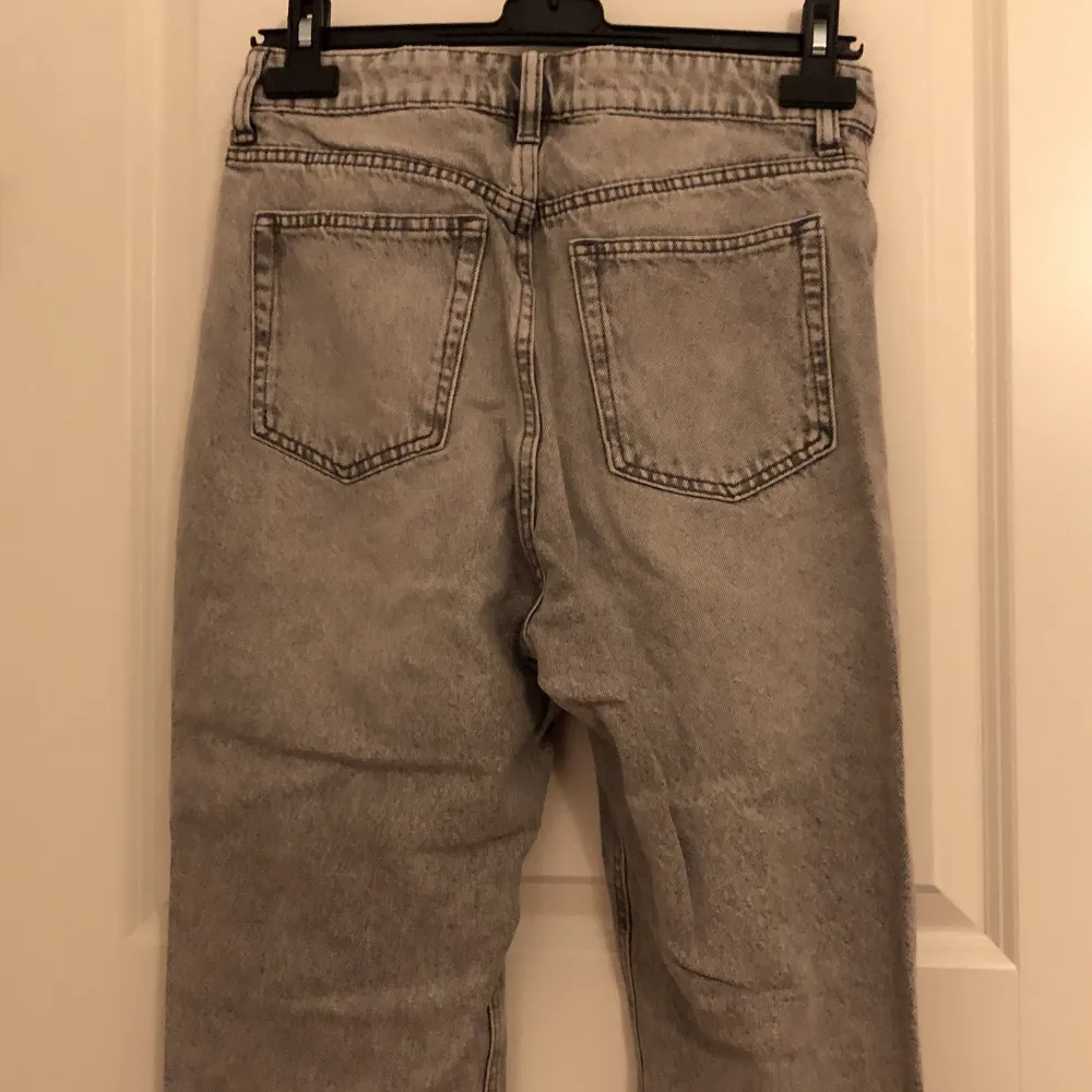 Superfin jeans med slitna hål i knän och lår🌸 . Jeans & Byxor.