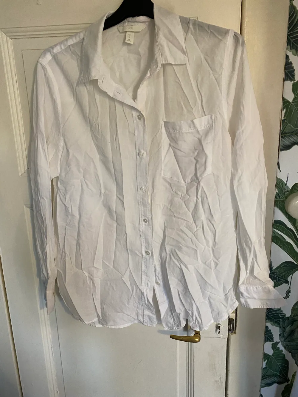 Vit skjorta som är rättså genomskinlig (kolla bild 3). Inga synliga defekter. Köp nu 100kr (utan frakt). Skjortor.