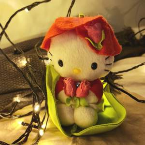 Liten Hello Kitty som sitter i en blomma ♡  Import från Japan, är typ den sötaste lilla bebisen!! I jättebra skick ♡