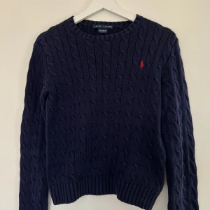 Ralph Lauren Kavelstickad  - Använt skick, hela och rena, båda i storlek S. Säljes tillsammans för 200kr+frakt! 