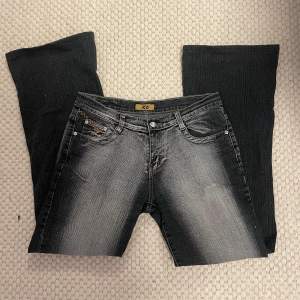 lågmidjade vida jeans! mörkblåa med lite grå ton, midja 40 rakt över & innerben 79cm!