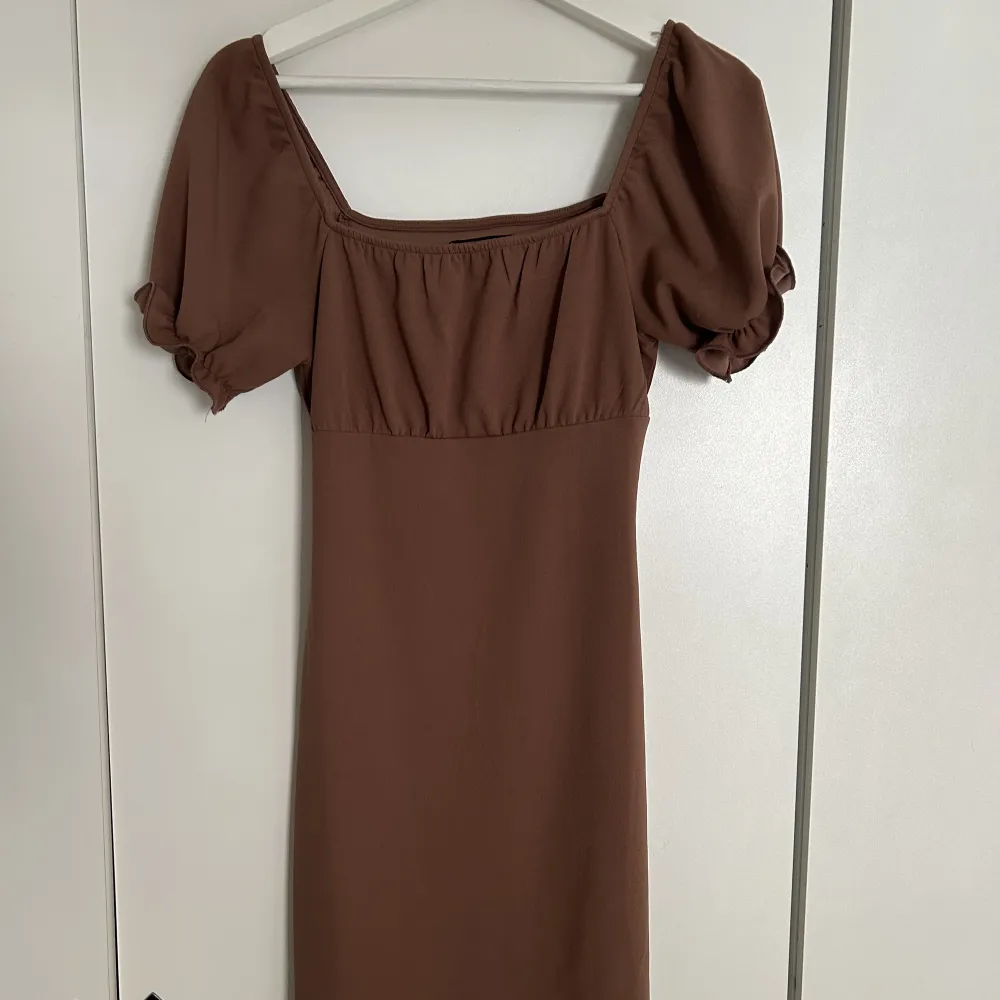 Otroligt fin brun klänning från bikbok! Tyvärr är den lite för stor för mig. Använt en gång tidigare och är felfri! Går även att ha ärmarna off shoulder! Passar S men även M!. Klänningar.