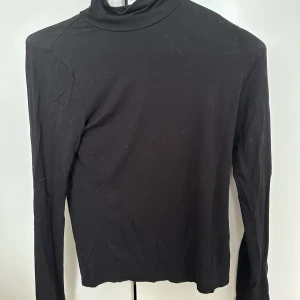 Svart polotröja - Svart tunn polotröja från Gina, storlek S