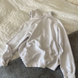 Vit hoodie - Välanvänd vit hoodie från hm🫶🏽