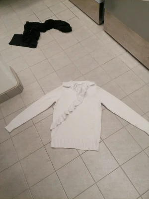 Mysig kofta  - Den är i storleken som heter Medium.  *OBS* den är alltså mellanstor. Inte synsk! 