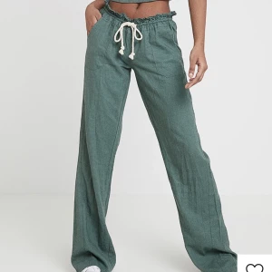 Gröna linnebyxor! - Jättecoola gröna linnebyxor från Roxy i storlek xs! Har sytt ner dom så dom passar någon som är runt 160 cm lång eller kortare!💚