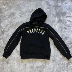Trapstar Central Cee tracksuit - Jättefin Trapstar tracksuit i storlek S. Tracksuiten är en del av Central Cee’s kollektion med Trapstar. Byxorna har även en dragkedja nertill på utsidan av byxorna för att kunna justera om byxorna ska vara straight leg eller mer åtsittande☀️