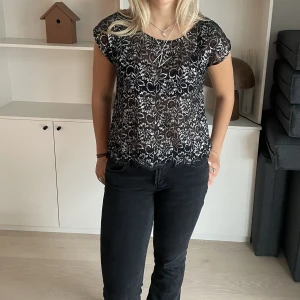 Super fin topp❤️ - Säljer denna fina svarta topp med silver mönster!❤️‍🔥❤️‍🔥