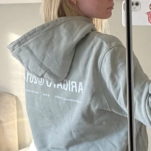 Axel Arigato hoodie - Säljer min jättefina, ljusgröna hoodie från Axel Arigato. Köpt på Plick och endast använd ett fåtal gånger. Storlek herr S