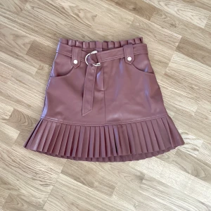 Dusty rose fauxläder  - Rosa kjol i mjukt fuskläder🌄🌄