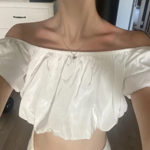 Vit topp med puff - Piffig vit topp som passar perfekt till en sommardag eller till midsommar. Fungerar till vardags och till fest topp! 