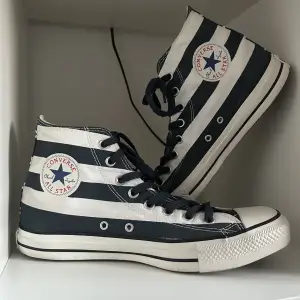 Converse All Stars  Skorna är i väldigt bra skick och nästan aldrig använda, ser ut som nya. Skorna har några små små imperfektioner men det går förmodligen bort. Om man vill ha fler bilder är det bara att fråga!🤍