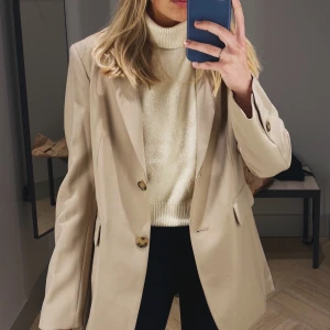 Stickat kortärmad tröja  - Med krage 