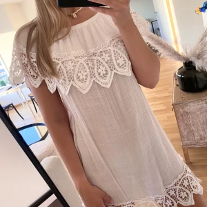 Strandklänning - En underbar klänning att dra på sig över bikinin 🤍  Obs! Den här ska vara genomskinlig, till för att ha på stranden 🏖️