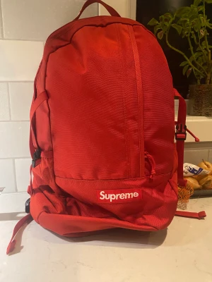 Supreme väska - Supreme väska 10/10 skick