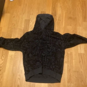 svart Hoddie - oanvänd mönstrig hoddie storlek 158-164