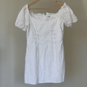 Off shoulder klänning - Väldigt bra skick, använt 2 gånger. 