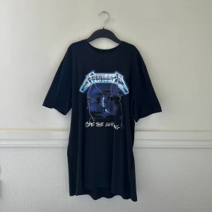 metallica tee 90s - frakt tillkommer, pris kan diskuteras, betalning sker via swish, hör av er vid frågor & intresse.