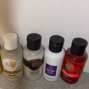 LÄS BESKRIVNING! Totala värdet är 800😊 - Allt från the body shop från the body shop och är  förra årets julklappar, allt säljs samtidigt.Total värde runt 800sek. KOMMER MED NESSESÄR lila VÄRDE CA 250 SEK OCH 2 LOOFAS VÄRDE 60SEK OCH SKRUBBHANDSKAR FÖR KROPP allt också från där SKRIV vid frågor😊