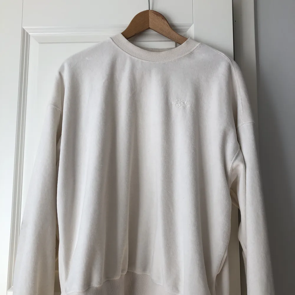  säljer jag denna stiliga vita crewneck tröja för extremt bra pris! Använts bara några få gånger så den är så gott som ny. Skick: 9/10 Storlek: S (oversized). Tröjor & Koftor.