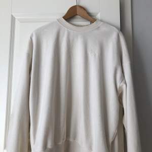  säljer jag denna stiliga vita crewneck tröja för extremt bra pris! Använts bara några få gånger så den är så gott som ny. Skick: 9/10 Storlek: S (oversized)