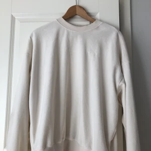 Vit Tröja -  säljer jag denna stiliga vita crewneck tröja för extremt bra pris! Använts bara några få gånger så den är så gott som ny. Skick: 9/10 Storlek: S (oversized)