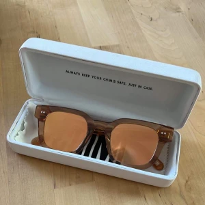 Chimi solglasögon  - Chimi solglasögon modell 004. Endast använda en gång och är som nya.   Kommer med original fodral och putsduk.  