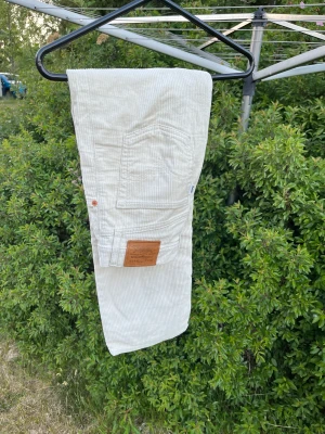 Levis byxor - Levis byxor, använda fåtal gånger. För stora för mig. Krämvit färg