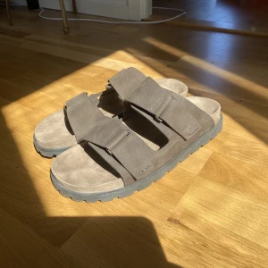 Tofflor från Zara - Tofflor från Zara som tyvärr är lite för små för mig. Storlek 44 men passar nog bättre för typ 43. Använda en gång så nästan nyskick. Nypris 549 kr. Kan hämtas i Norrköping eller Västerås, eller skickas.