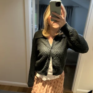 Stickad kofta - Skitsnygg stickad kofta! Superskön och snygg från Zaras barnavdelning 164 cm passar S🩷🩷